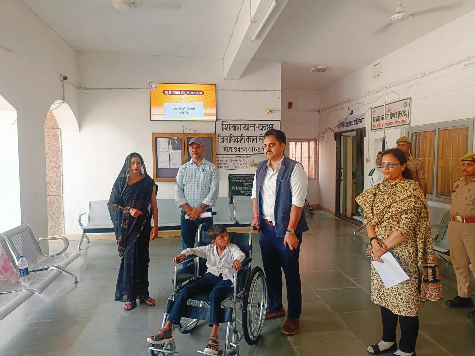 दिव्यांग छात्र की पीड़ा सुन भावुक हुए जिलाधिकारी