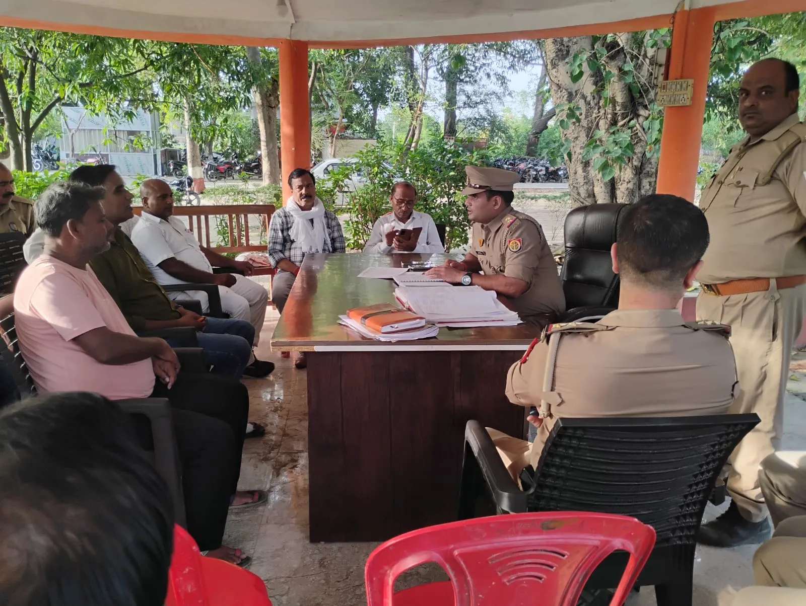 बहरिया थाना परिसर में ताजियादारों के साथ पीस कमेटी की बैठक हुई सम्पन्न।