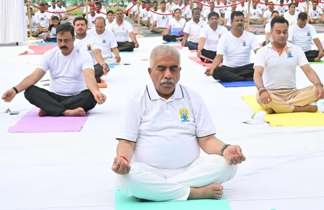 अंतरराष्ट्रीय योग दिवस पर कानपुर के ग्रीन पार्क में लोगों ने बड़ी संख्या में किया योगाभ्यास