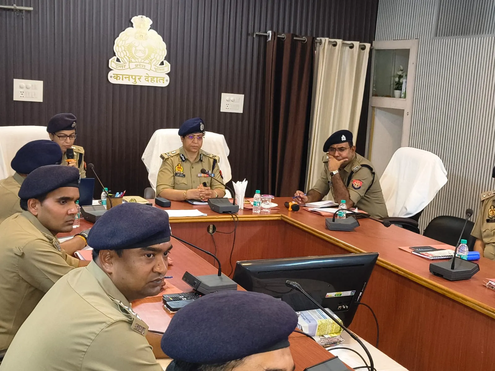 कानपुर देहात में राजपत्रित अधिकारियों व थाना प्रभारी की बैठक में साइबर व महिला अपराध पर विशेष जोर 