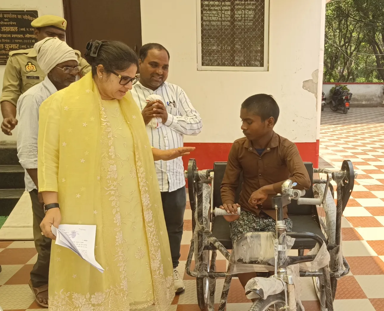 सराहनीय पहल : जिलाधिकारी ने दिव्यांग व्यक्ति को मौके पर ही दिलाई ट्राईसाइकिल