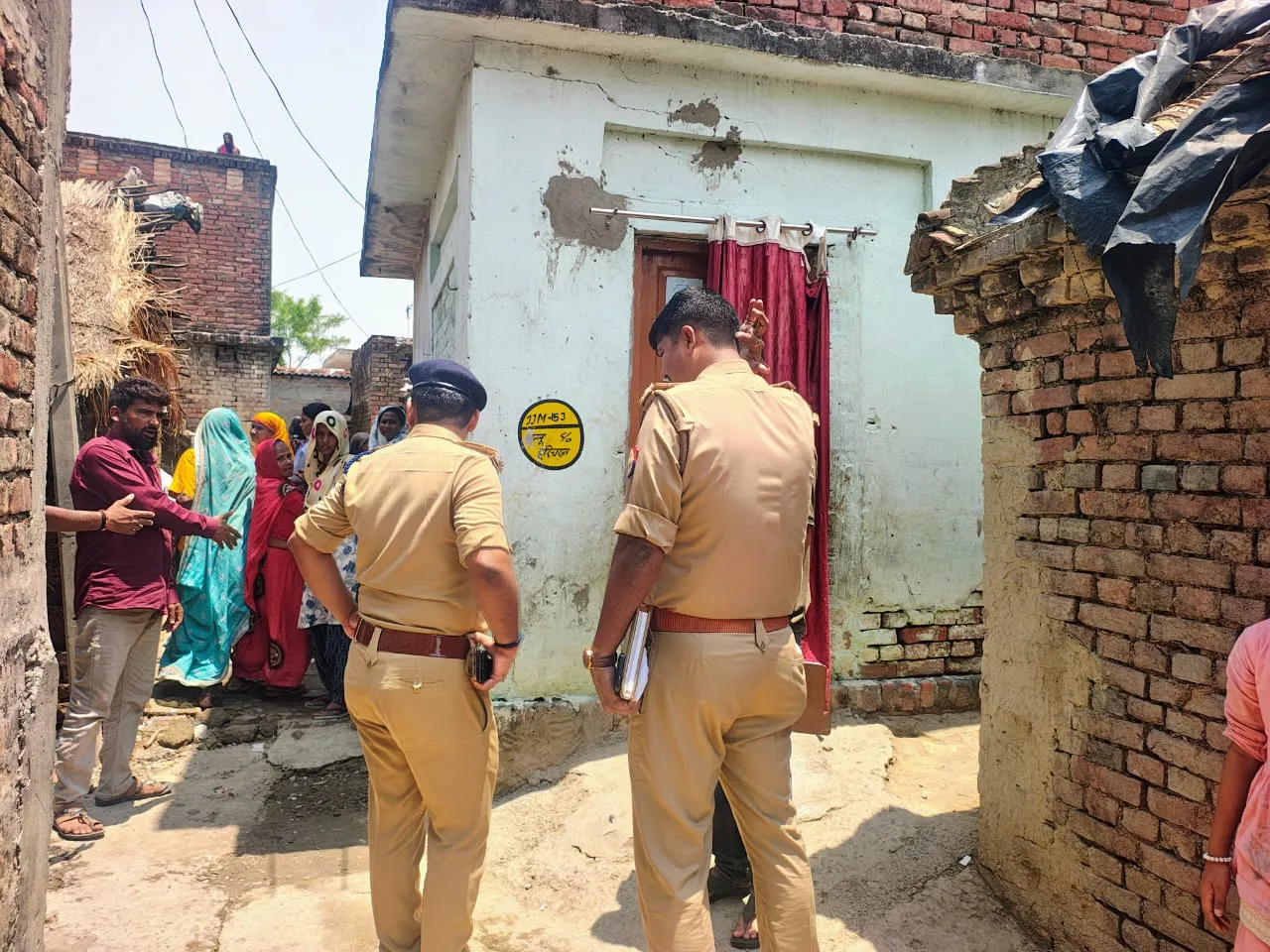सिद्धार्थनगर: विवाहिता ने कमरे के छत की कुंडी के सहारे साड़ी का फंदा लगाकर दी जान