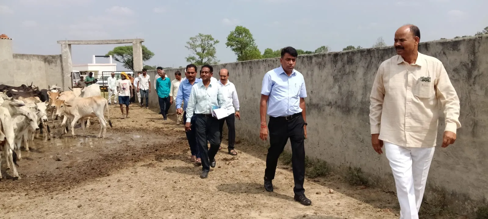 गौआश्रय स्थल में बदहाली देखकर सीडीओ ने जताई नाराजगी
