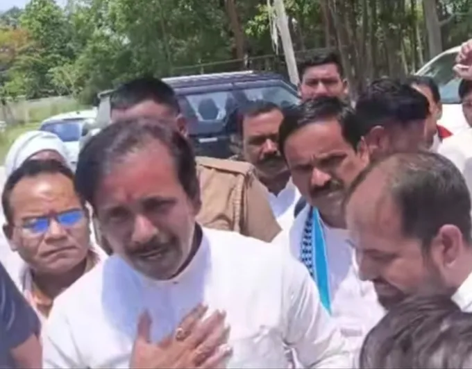 *सिद्धार्थनगर में ग्राम रोजगार सेवकों का फूटा दर्द, प्रभारी मंत्री को ज्ञापन सौंपा*