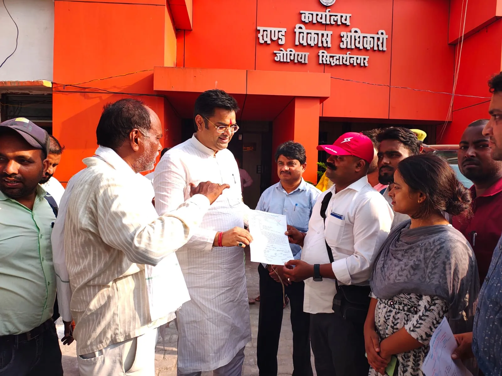 *पंचायत सहायकों ने मोबाइल की मांग को लेकर विधायक विनय वर्मा को सौंप ज्ञापन*