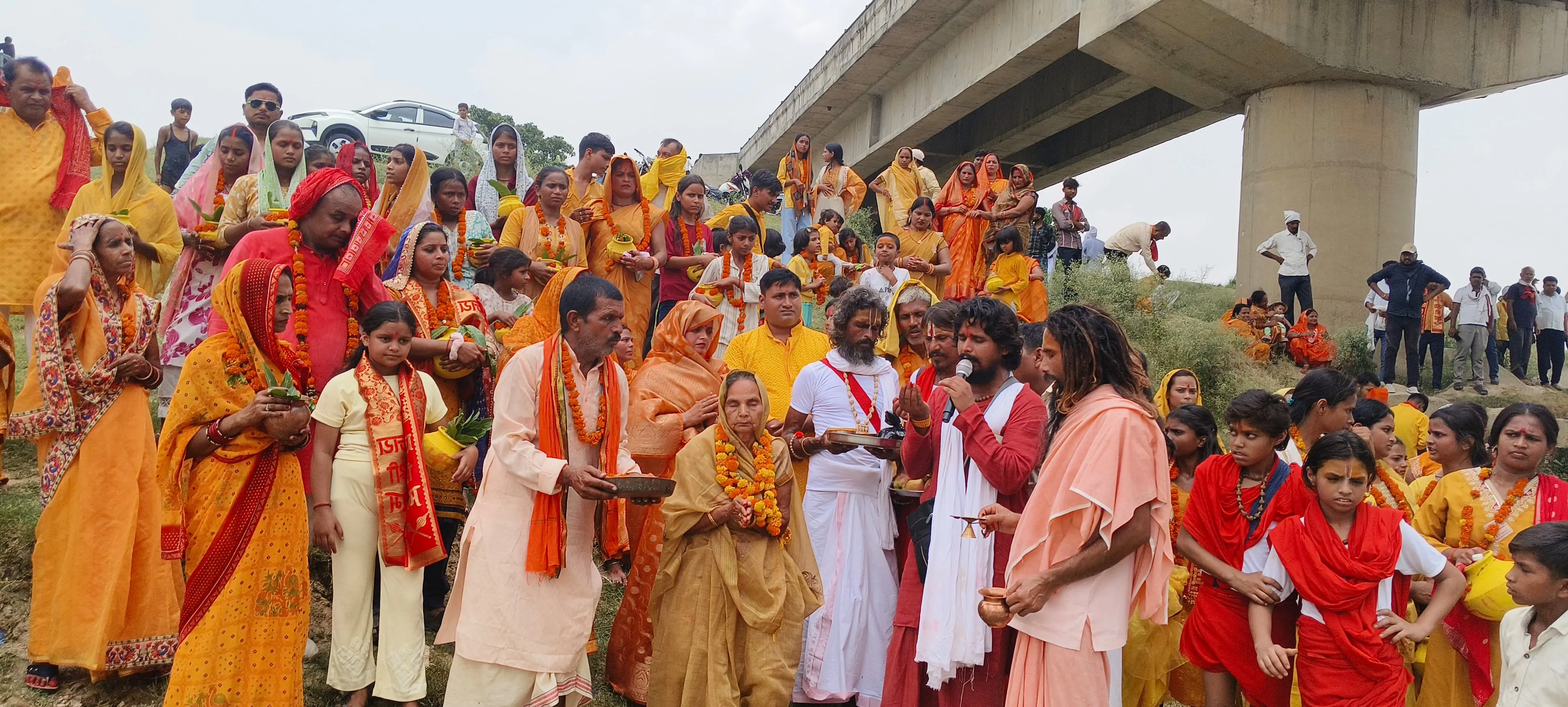 भव्य कलश यात्रा के साथ श्रीमद्भागवत कथा का  शुभारंभ