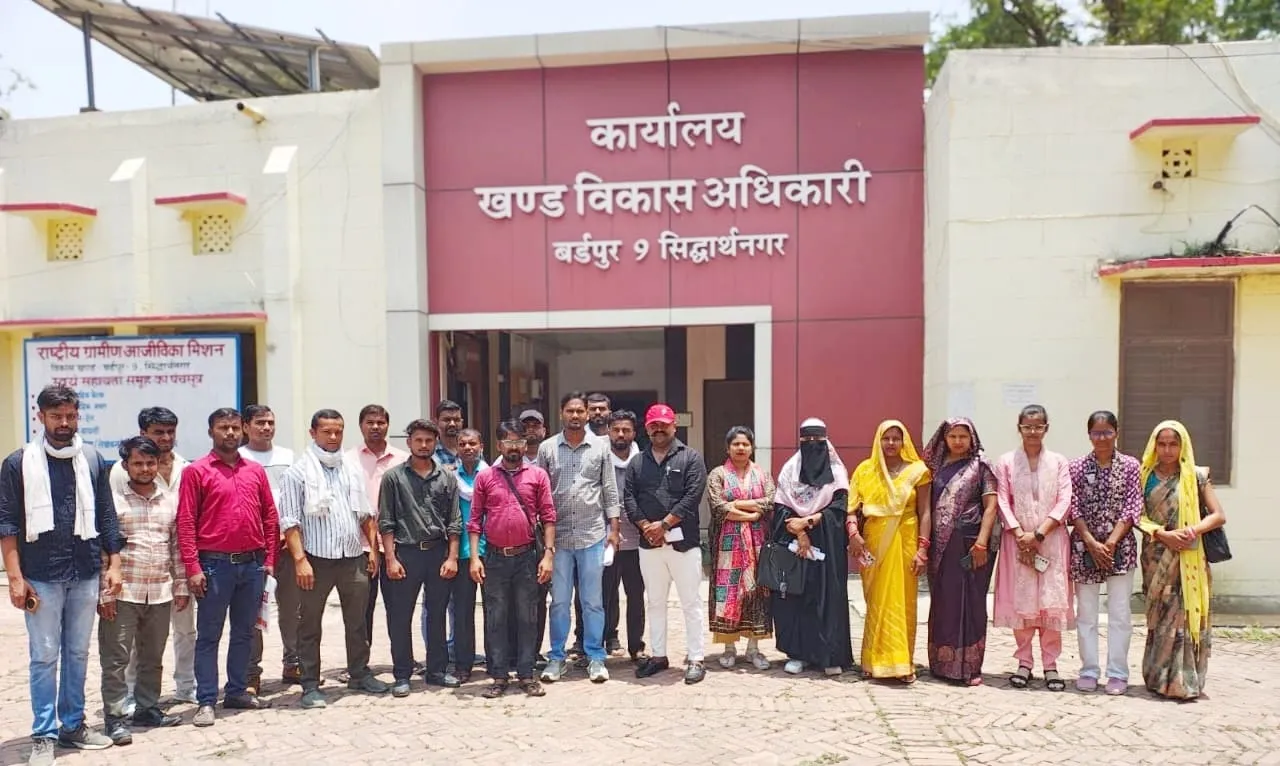 बर्डपुर में पंचायत सहायकों ने एडीओ पंचायत को  ज्ञापन सौंपा