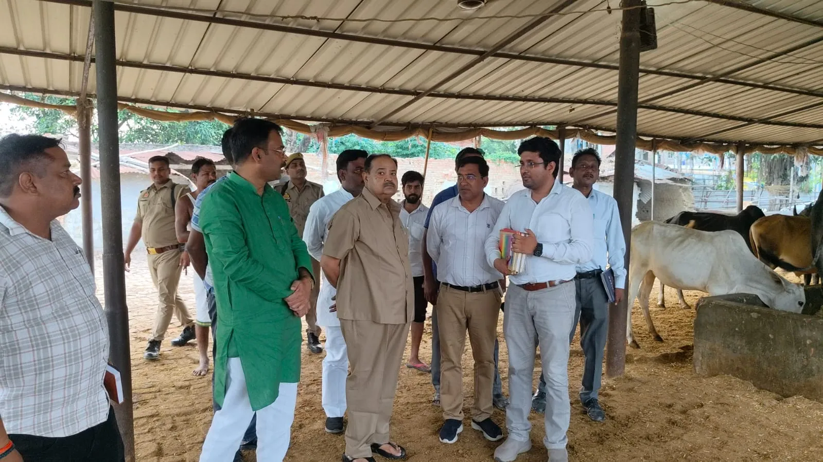 गौसेवा आयोग के उपाध्यक्ष अतुल सिंह ने परसा गौशाला का किया भ्रमण