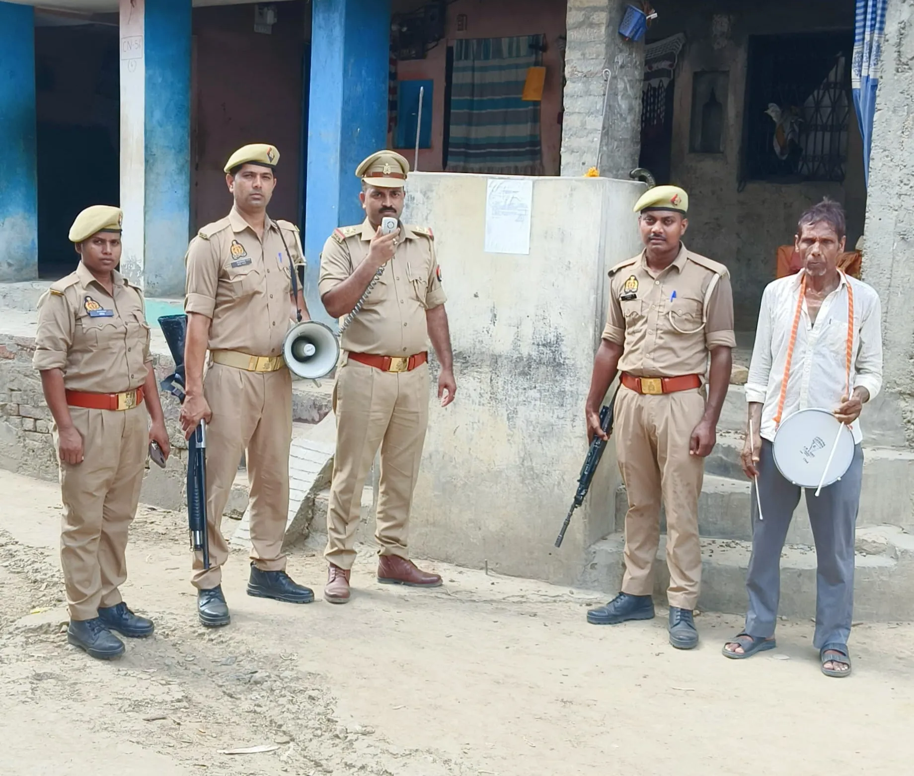 सिद्धार्थनगर : बहुचर्चित संदीप हत्याकांड: फरार तीन आरोपियों के घर पुलिस ने चस्पा किया नोटिस, ढोल बजाकर कराई मुनादी