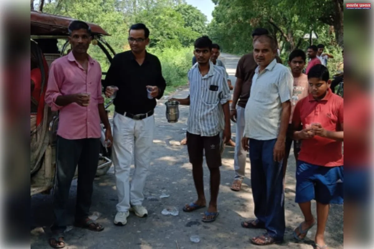 ग्राम पंचायत बबुरी के रोजगार सेवक जल सहयोग से रहागीरों को शरबत वितरण किया 