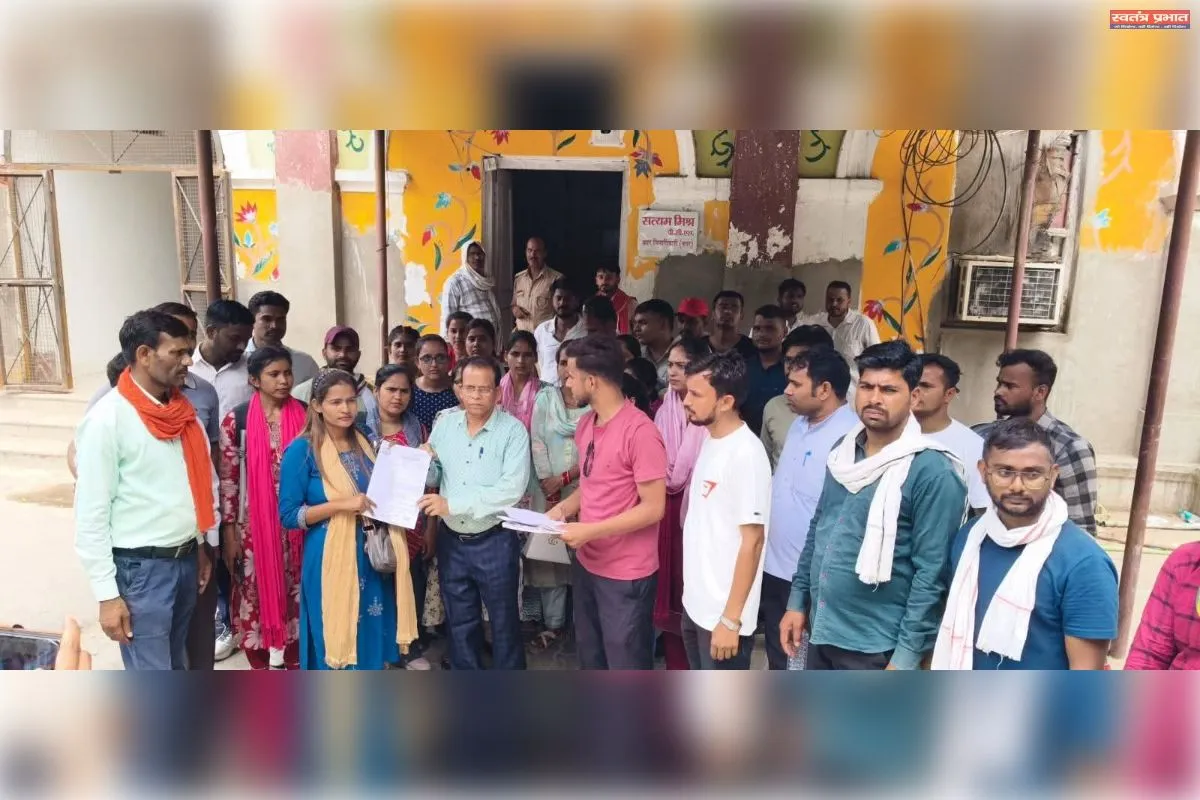 मानदेय वृद्धि की मांग को लेकर पंचायत सहायकों का प्रदर्शन।
