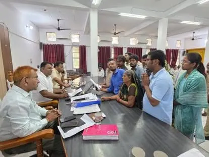 तहसील दिवस पर आये आवेदन पत्रो के निस्तारण की डीएम के टेस्टिंग में फेल।