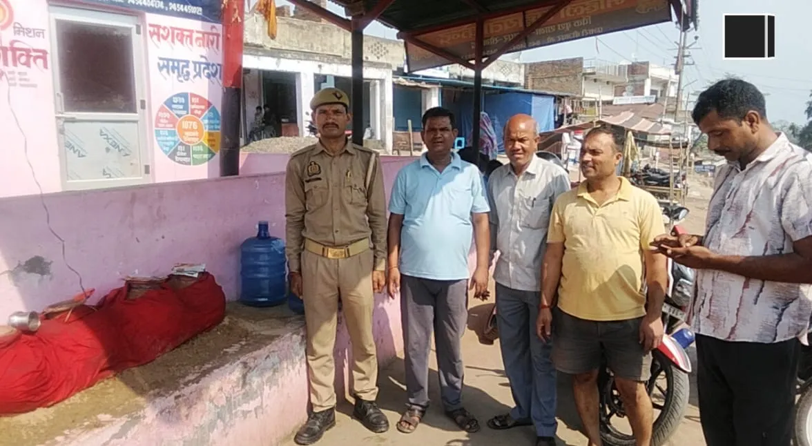 प्यासे राहगीरों के लिए फरिश्ता बने आरक्षी, ड्यूटी के साथ निभा रहे मानवता का धर्म