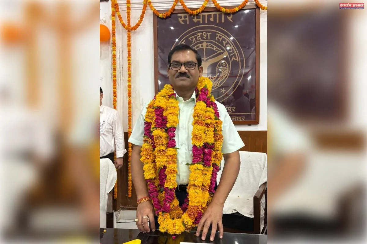 सेवानिवृत्त अपर जिलाधिकारी वि0/रा0 को कलेक्ट्रेट में दी गई भव्य विदाई-उनके उत्कृष्ठ कार्यो का किया गया उल्लेख