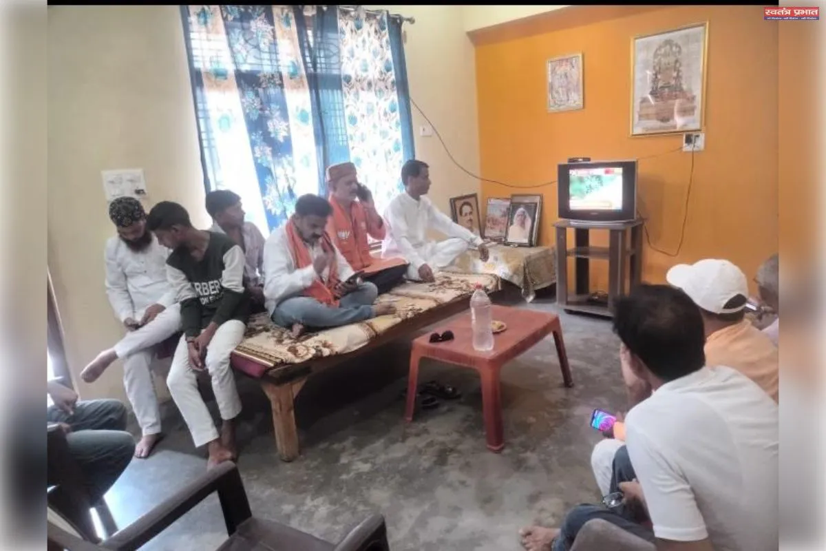 भाजपा कार्यकर्ताओं ने प्रधानमंत्री मोदी का ‘मन की बात’ कार्यक्रम मे हिस्सा लिए।