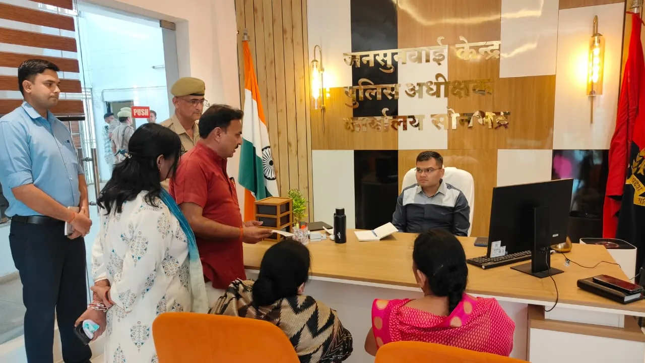 जनसुनवाई में पुलिस अधीक्षक सोनभद्र ने सुनी आमजन की समस्याएं, त्वरित, निष्पक्ष एवं गुणवत्तापूर्ण निस्तारण के दिए निर्देश