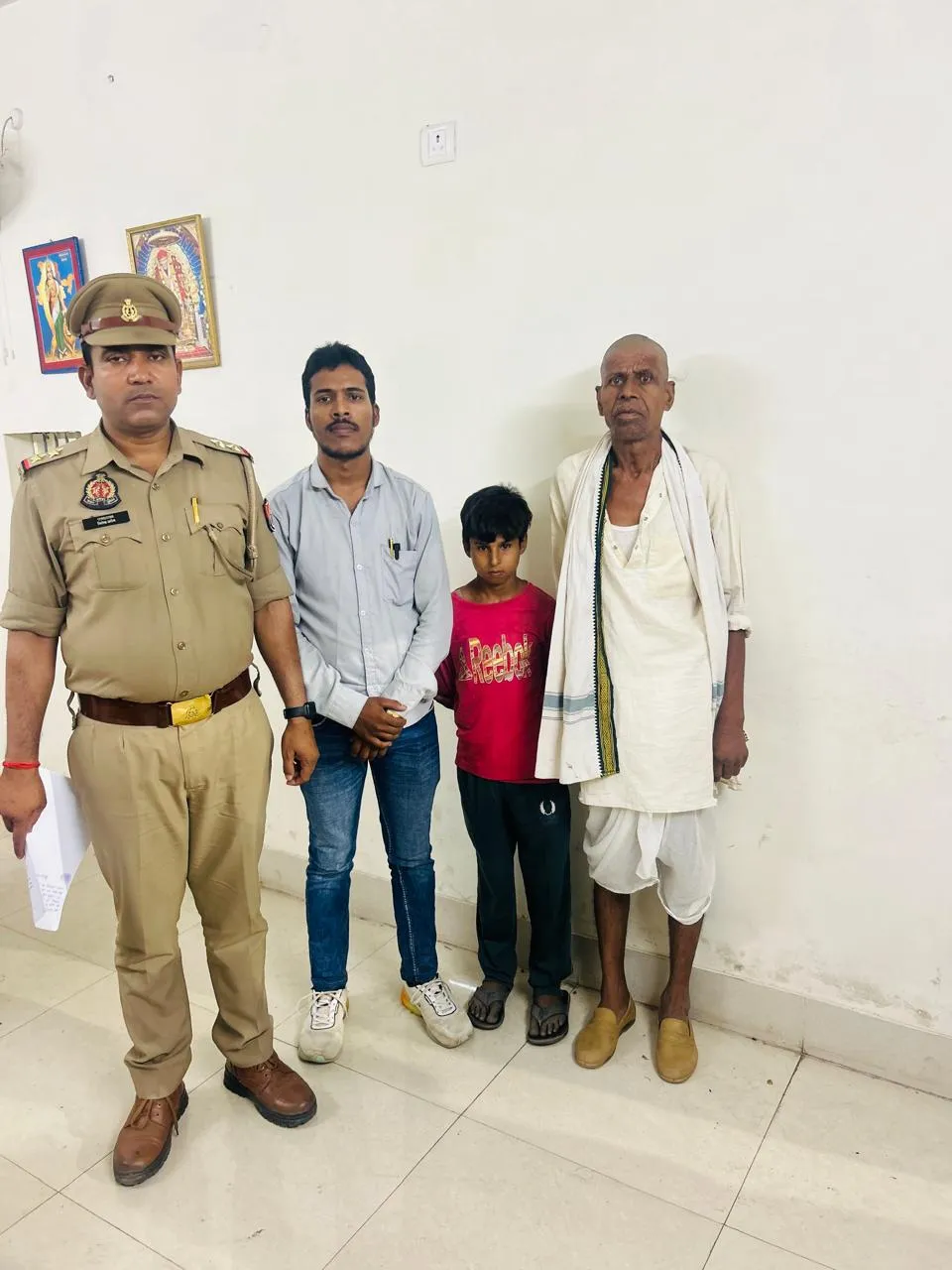 पिपरी पुलिस की सराहनीय कार्यवाही, घर से भटककर रेणुकूट पहुंचे बालक को किया सुपुर्द