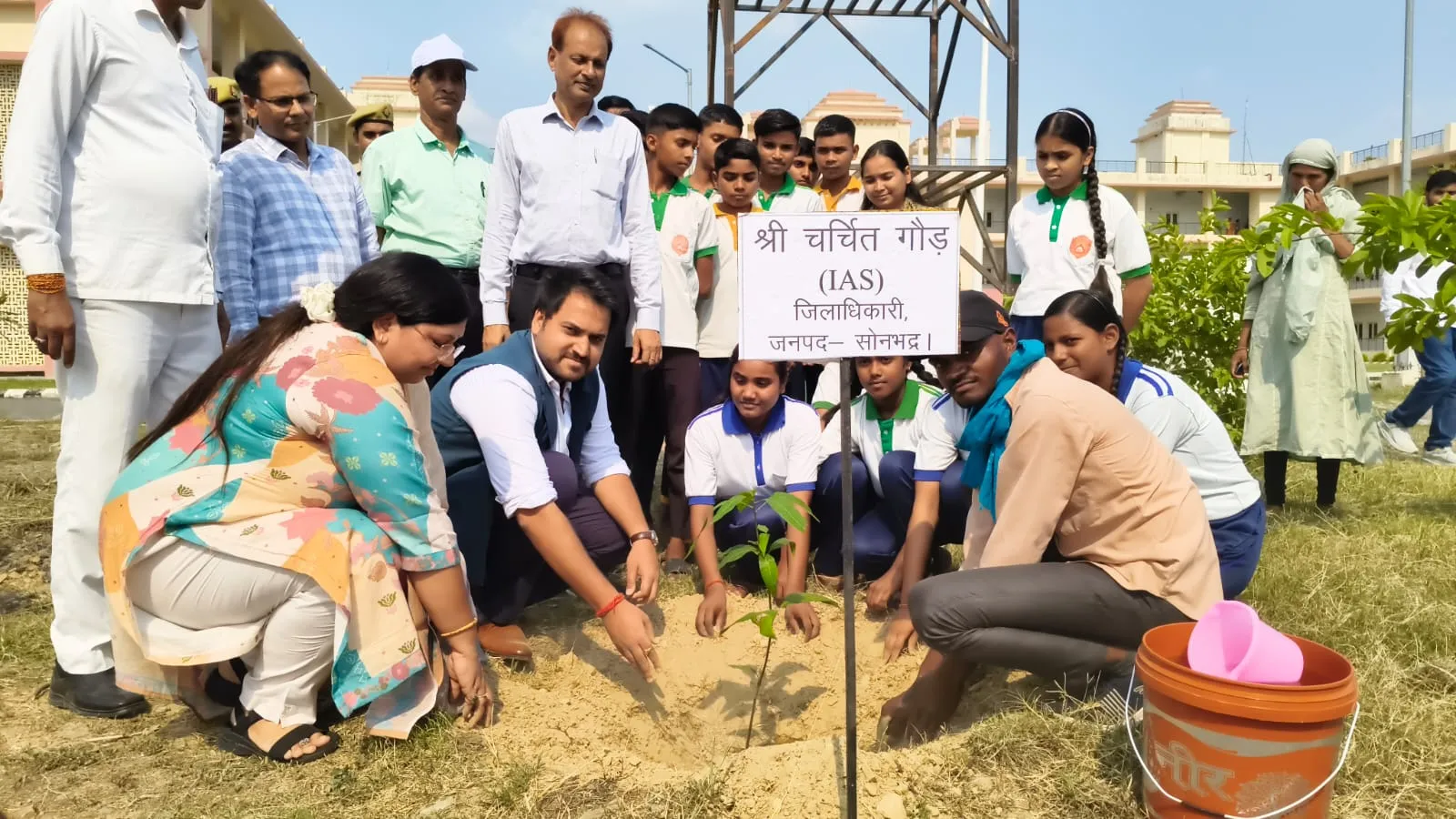 जिलाधिकारी ने अटल आवासीय विद्यालय गुरमुरा का किया औचक निरीक्षण