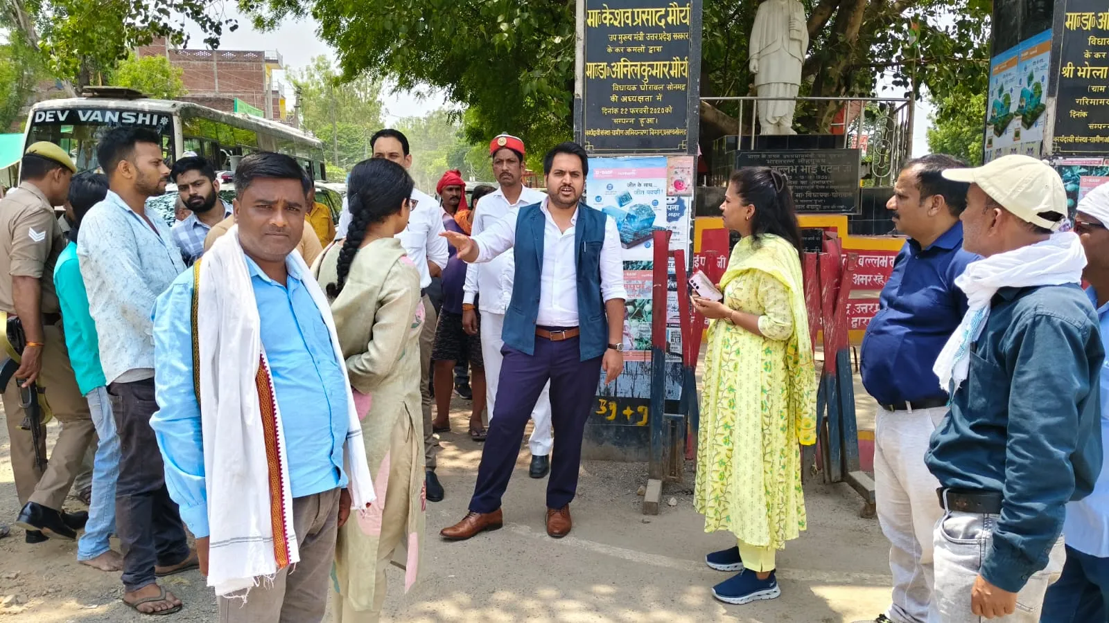 शाहगंज बाजार में जलभराव की समस्या के स्थायी समाधान हेतु जिलाधिकारी ने किया स्थलीय निरीक्षण