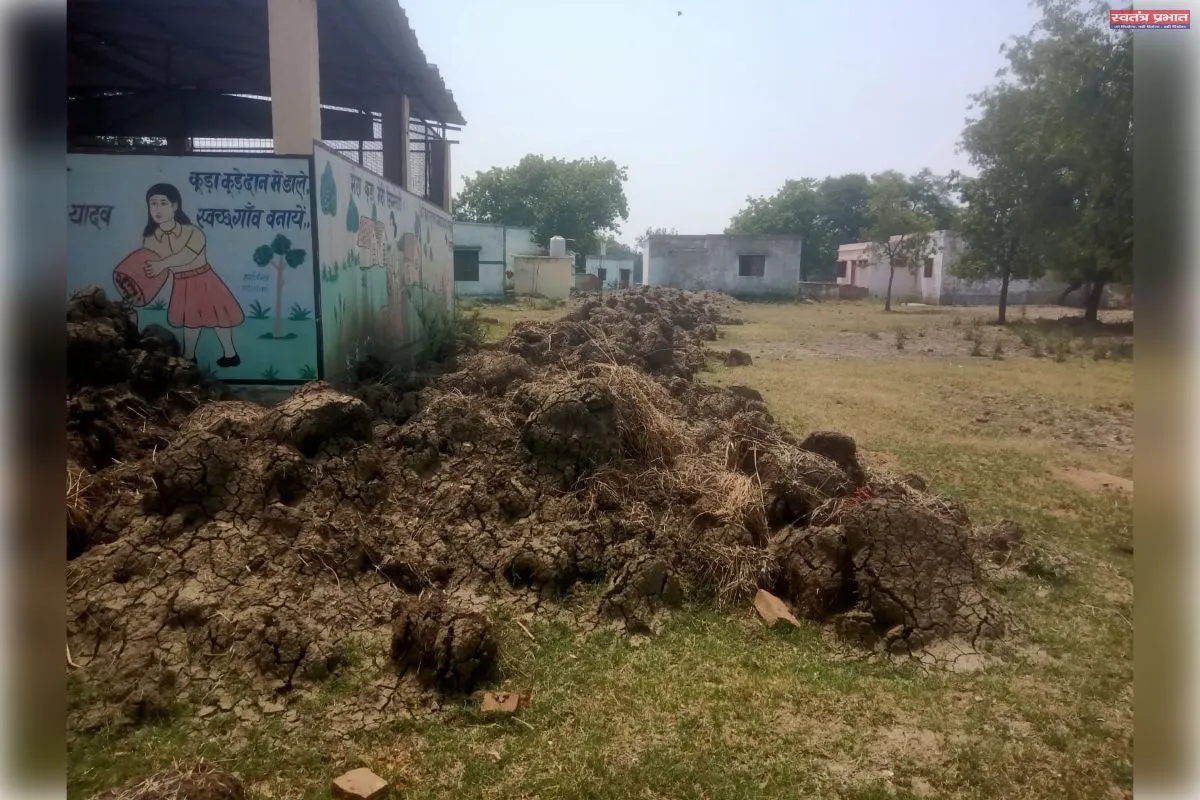 स्वच्छ भारत मिशन को ठेंगा दिखा रहे है। ग्राम प्रधान व सचिव