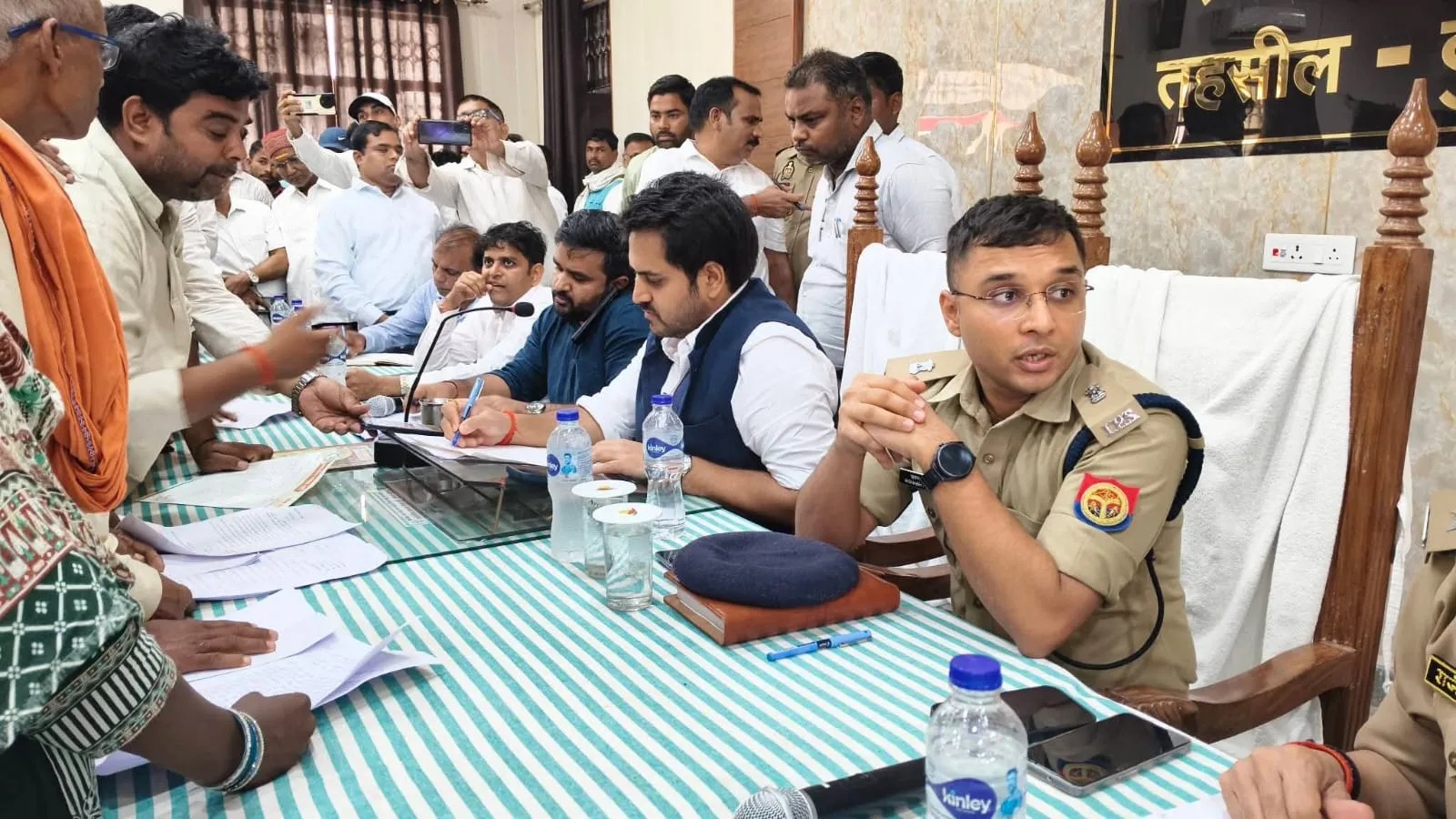 सम्पूर्ण समाधान दिवस में प्रथम आगमन पर शिकायतकर्ताओ की  उमड़ी हुजूम