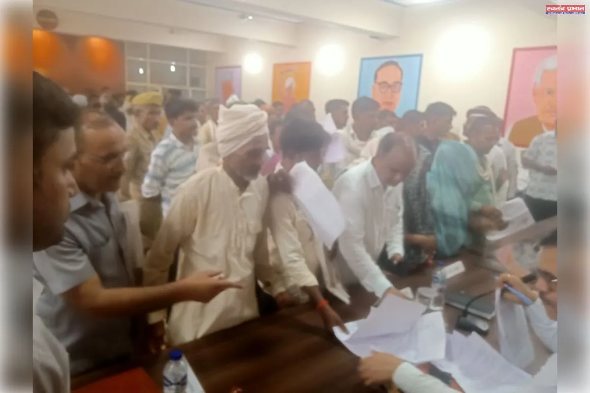 जिलाधिकारी ने तहसील दिवस पर सुना फरियादियों की समस्या।