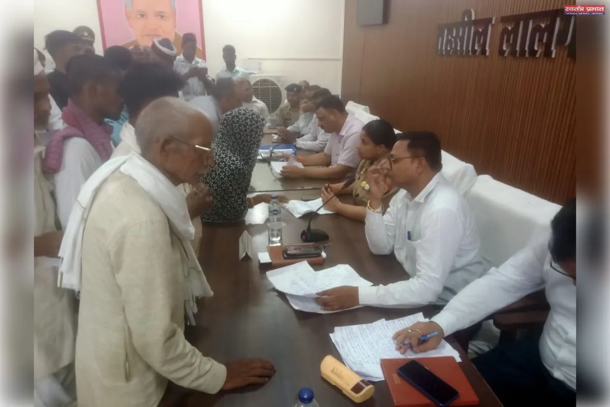 जिलाधिकारी ने तहसील दिवस पर सुना फरियादियों की समस्या।