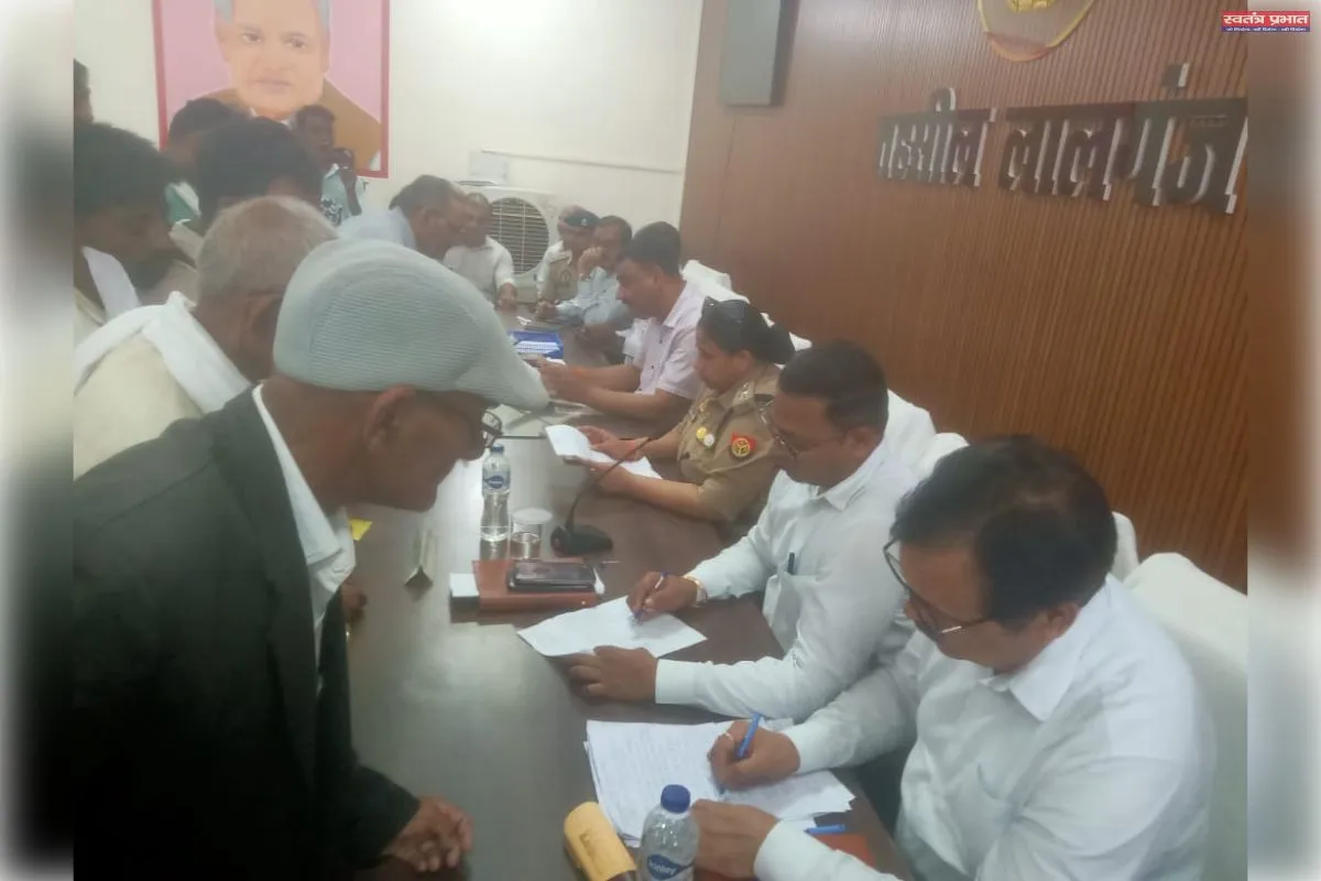 जिलाधिकारी ने तहसील दिवस पर सुना फरियादियों की समस्या।