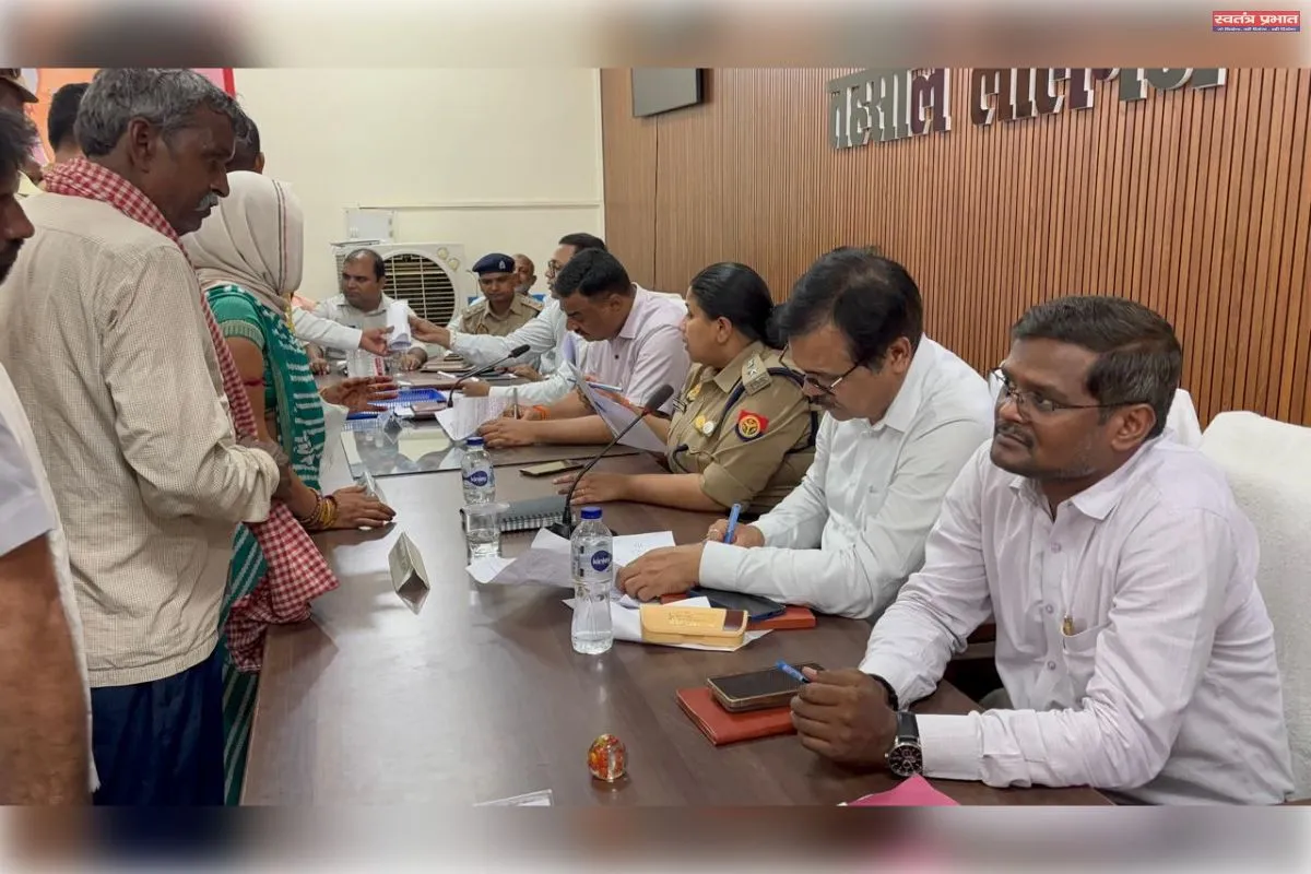 जिलाधिकारी ने तहसील दिवस पर सुना फरियादियों की समस्या।