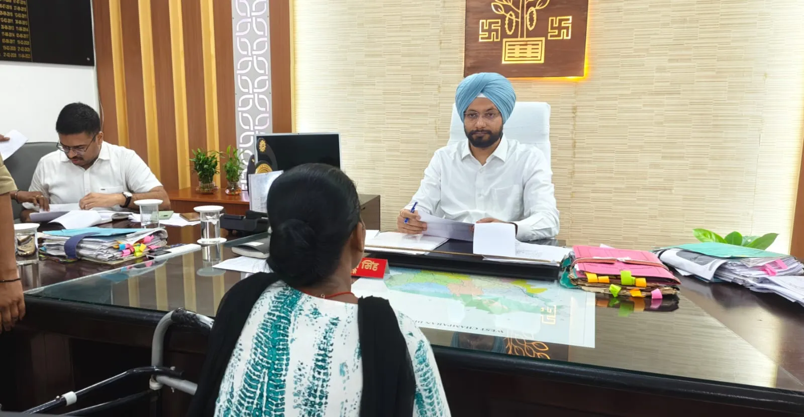 जनसुनवाई में जिला पदाधिकारी ने सुनीं 74 शिकायतें