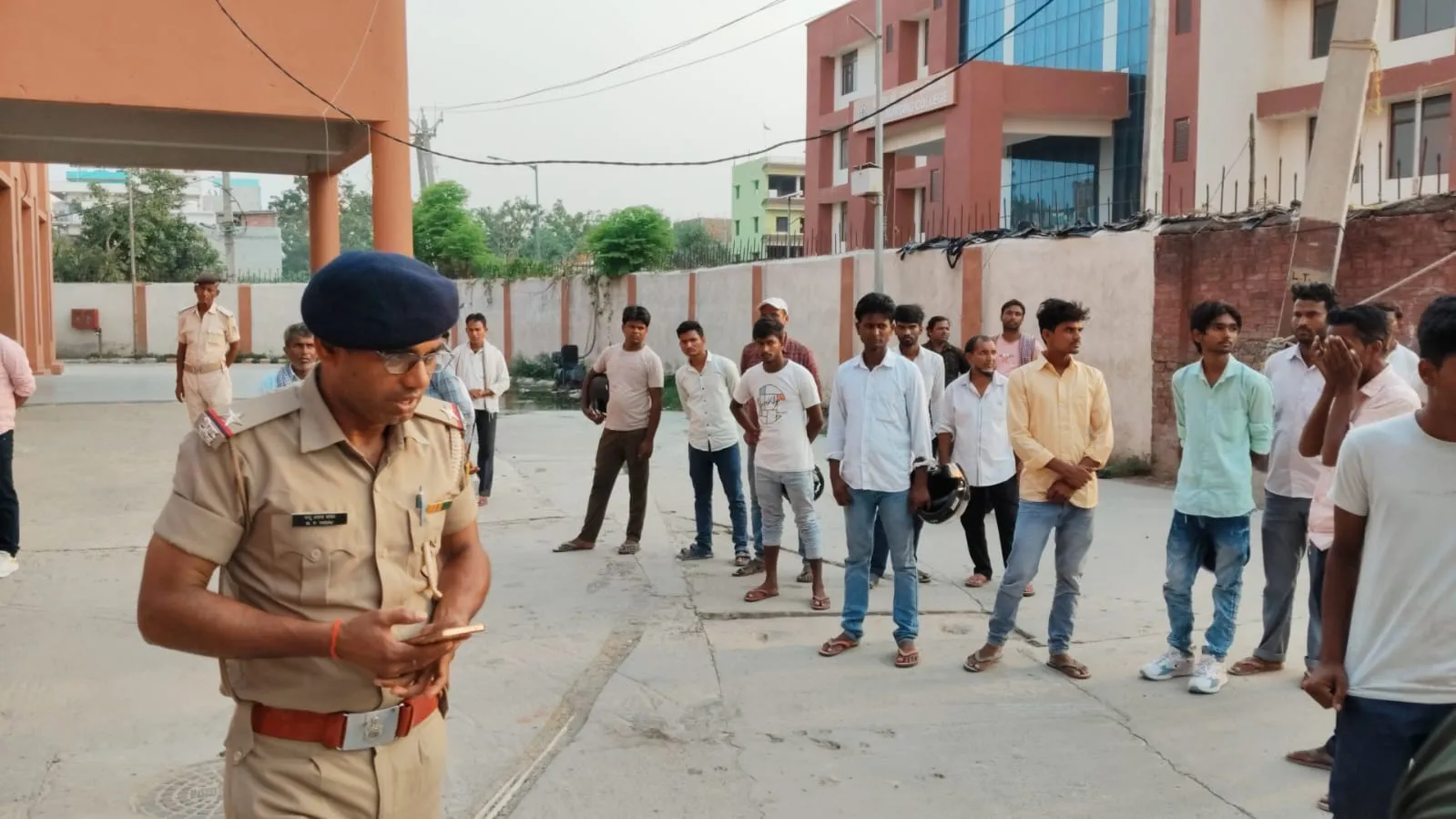 तेज रफ्तार मट्टी लदी ट्रैक्टर ने मोटरसाइकिल में जोरदार टक्कर मारी