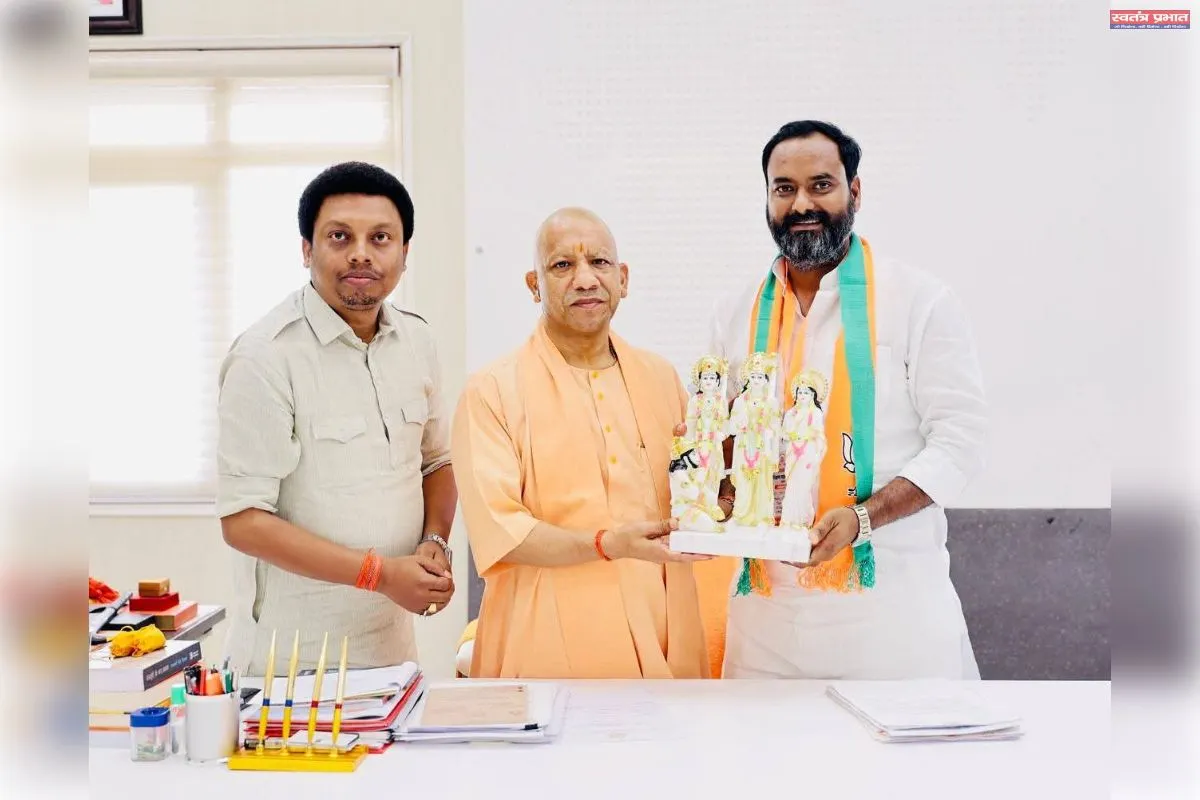जिलाध्यक्ष मुलाकात करके जिले के चतुर्दिक विकास के प्रति मुख्यमंत्री का ध्यान आकर्षित कराया