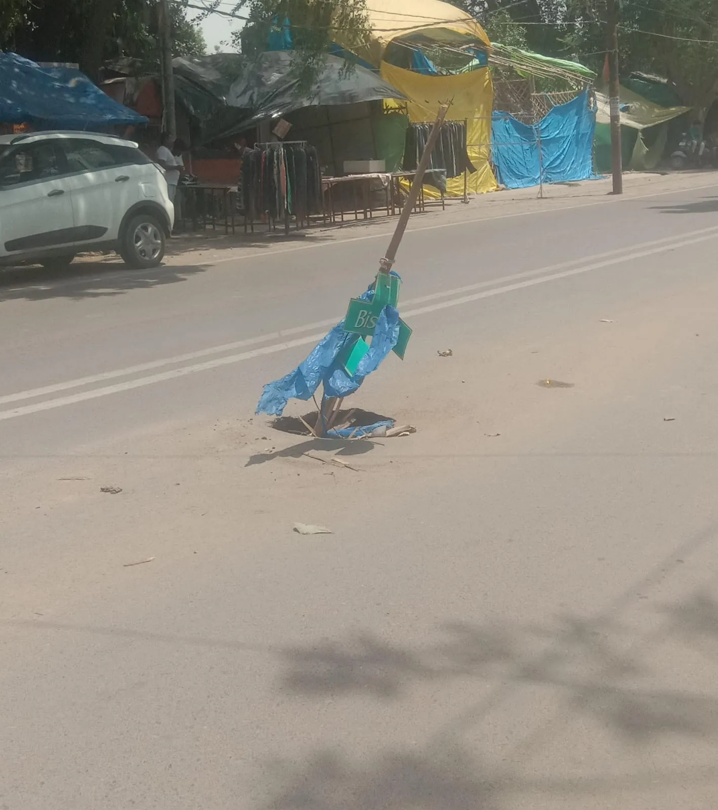 खान चौराहे के बीच सड़क पर बना बड़ा गड्ढा, राहगीरों की जान जोखिम में।
