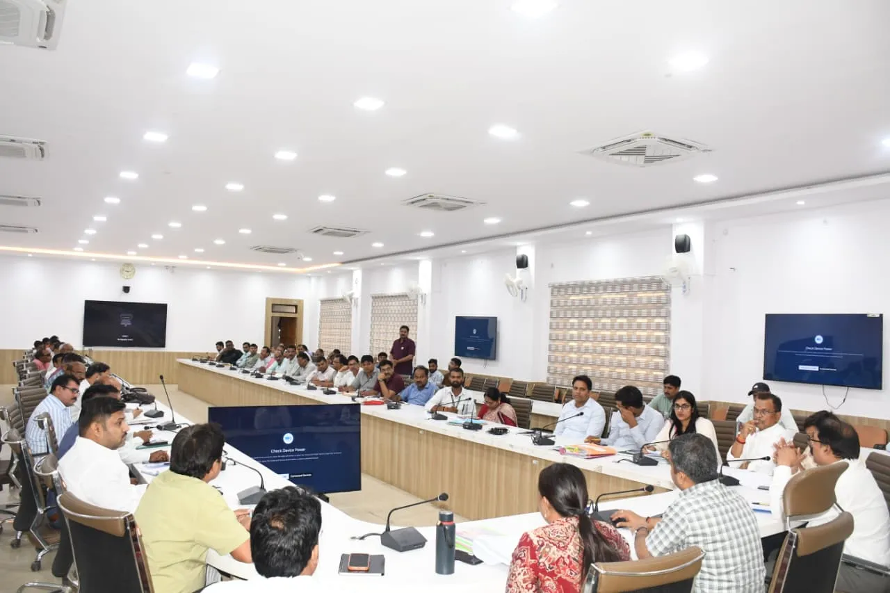 जिलाधिकारी ने पीएम सूर्यघर मुफ्त बिजली योजना के प्रगति की समीक्षा की