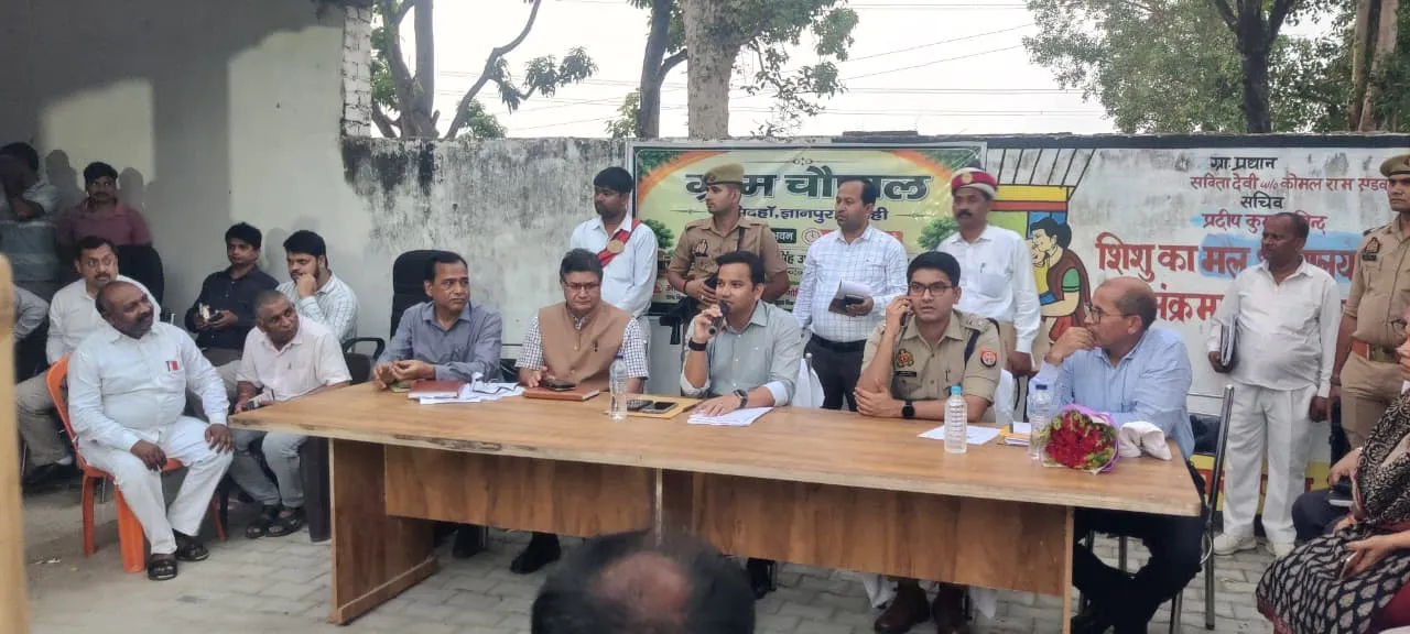 ग्राम चौपाल में जिलाधिकारी व पुलिस अधीक्षक ने सुनी जनसमस्याएं, अधिकारियों को दिए त्वरित समाधान के निर्देश