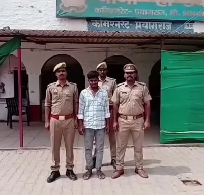 हत्या के प्रयास के मामले में वांछित आरोपी गिरफ्तार, 4 अवैध देशी बम बरामद।