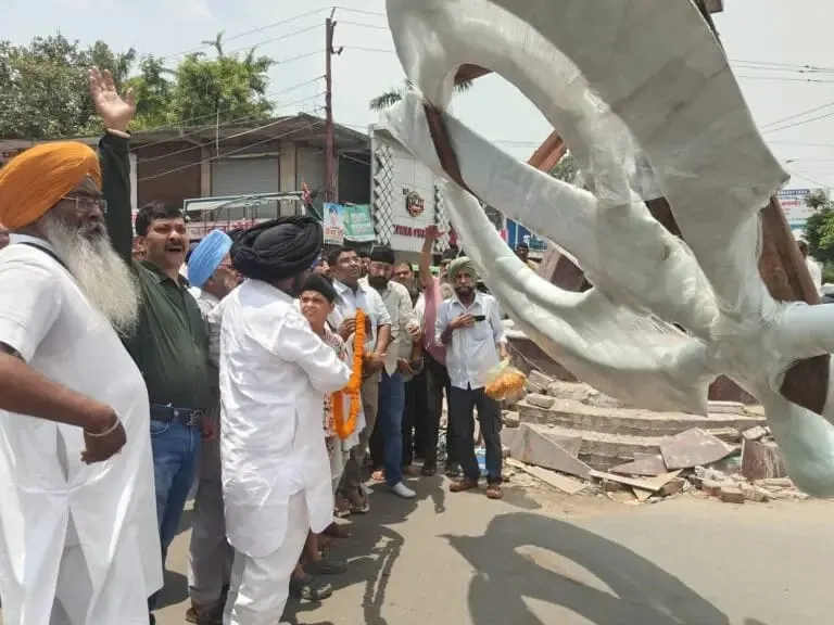 बस्ती में स्थापित हुआ उत्तर प्रदेश का सबसे बड़ा खंडा साहिब, सिख समाज में उत्सव जैसा माहौल