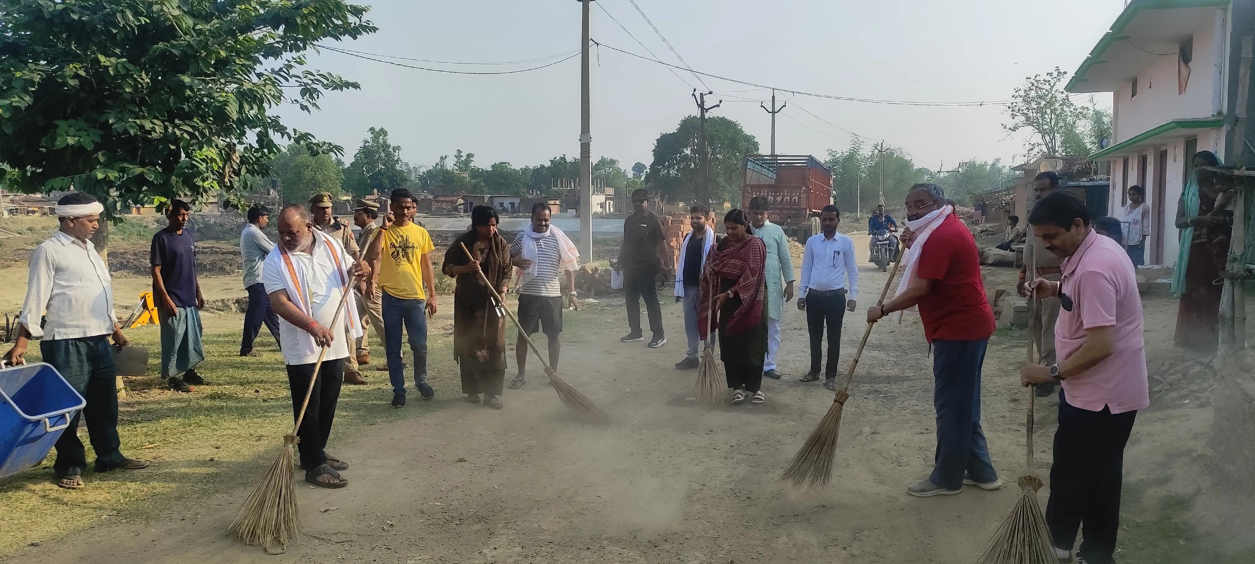 देवी मंदिर परिसर में चलाया गया स्वच्छता अभियान
