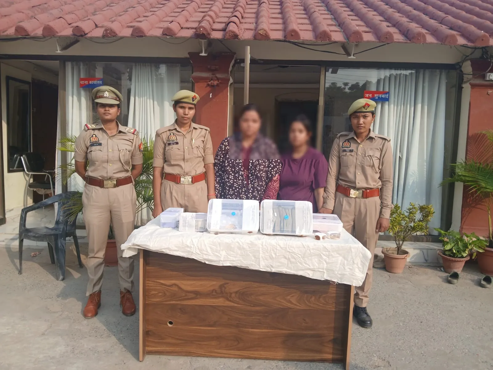 गोरखपुर : ढाई साल तक ज्वैलरी शोरूम में खेलती रहीं करोड़ों के गहनों का खेल, दो सेल्स गर्ल गिरफ्तार