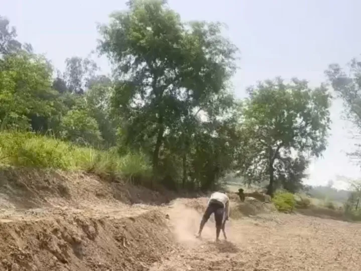 भ्रष्टाचार रोकने में मुख्य विकास अधिकारी नाकाम धरातल पर 10 मजदूर, कागजों में 61 की हाजिरी गोरखर में मनरेगा कार्य की खुली रही पोल