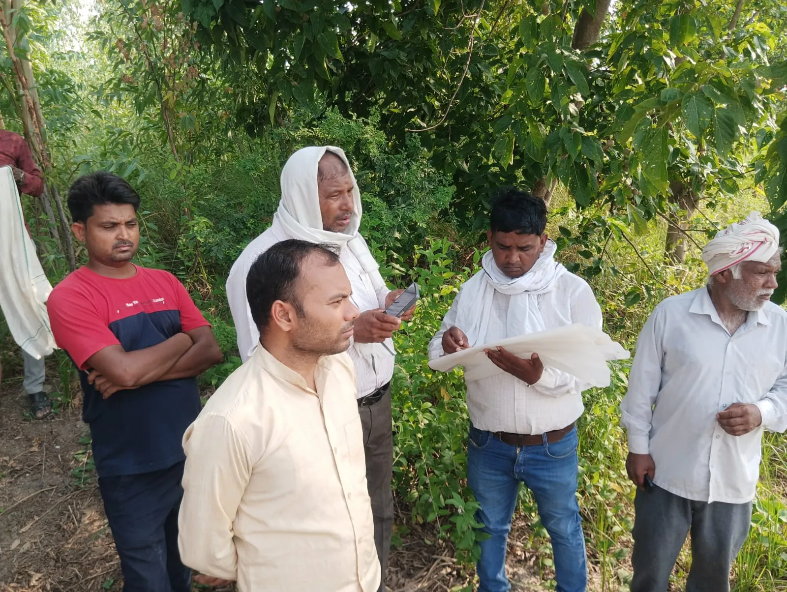 तालाब की भूमि की पैमाइश के दौरान 150 एअर जमीन पर मिला अवैध कब्जा - हल्का लेखपाल अख्तर आलम