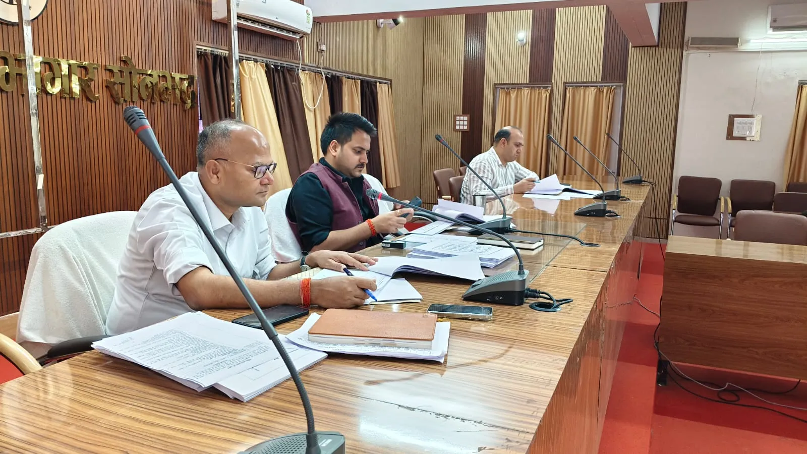 राजस्व वसूली में तेजी लाने के निर्देश, जिलाधिकारी ने की कर-करेत्तर एवं राजस्व कार्यों की समीक्षा