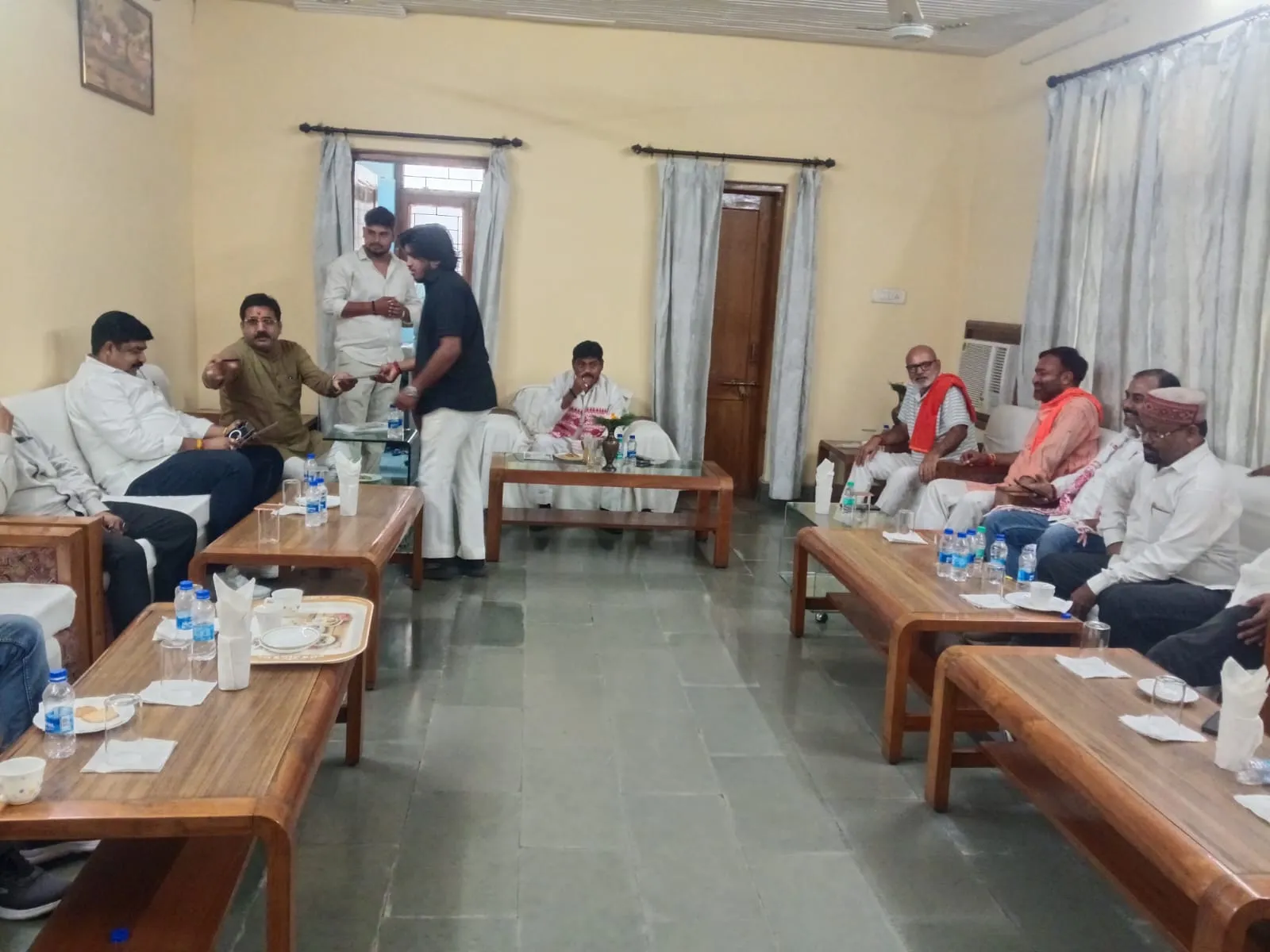 जनता दरबार में गूंजी कुलडोमरी के लेखपाल के खिलाफ शिकायत,  दिये जांच के निर्देश