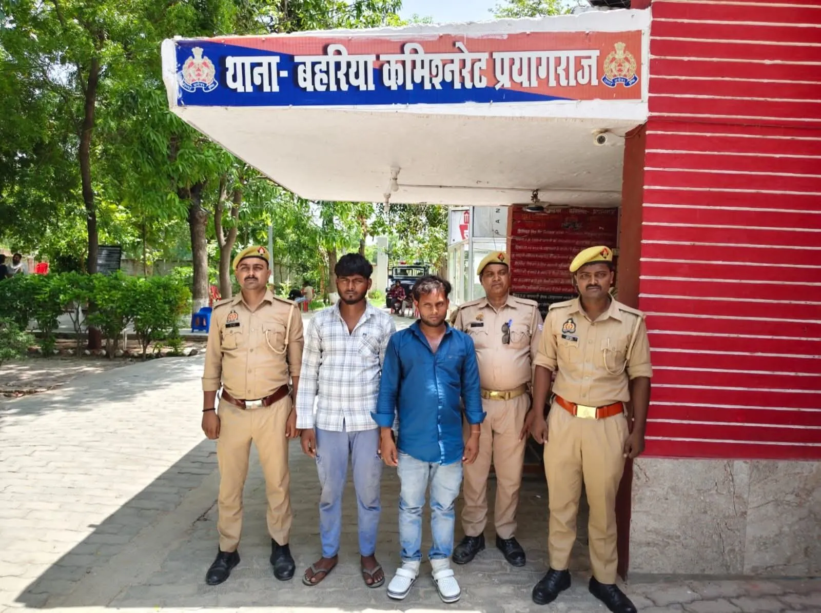 मंसुरपुर चौराहे से युवती को जबरन वाहन में बैठाने वाले दो आरोपी गिरफ्तार।