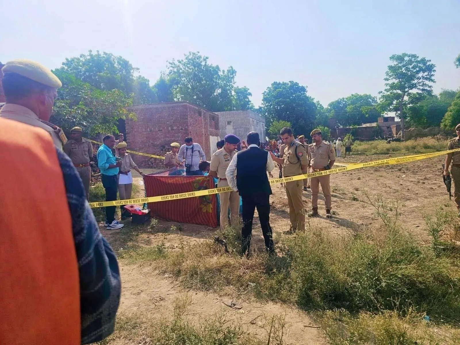 मेजा थाना क्षेत्र के कुकुरकटवा गांव में तिहरा हत्याकांड।