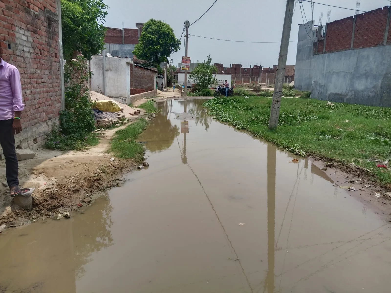 बसंत के पूरा में जलभराव से लोग परेशान, पार्षद और नगर निगम के खिलाफ बढ़ा आक्रोश।