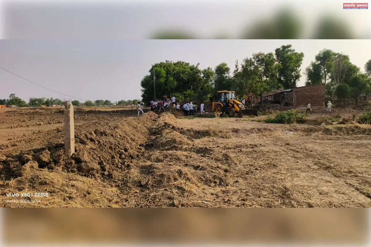 जेसीबी से कराया जा रहा है नरेगा का कार्य दबंगई के साथ बनवाया जा रहा है सड़क।