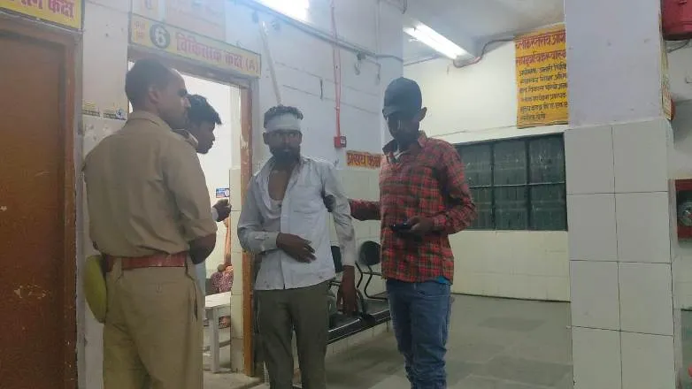 दुकान लगाने को लेकर हुई मारपीट, दो जख्मी