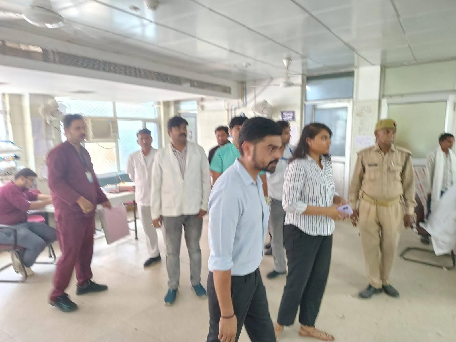अपर नगर मजिस्ट्रेट ने स्वरूपरानी नेहरू चिकित्सालय का किया औचक निरीक्षण।