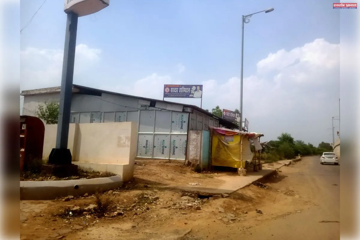 ड्रमडगंज क्षेत्र में झोलाछाप डॉक्टरों की भरमार बड़े-बड़े बोर्ड लगाकर बड़े-बड़े सर्जन डाक्टर के नाम की लिस्ट लगाकर कर रहे हैं व्यापार